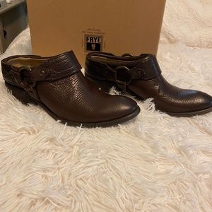 NEW ! NEVER WORN…FRYE Carson Clog mules